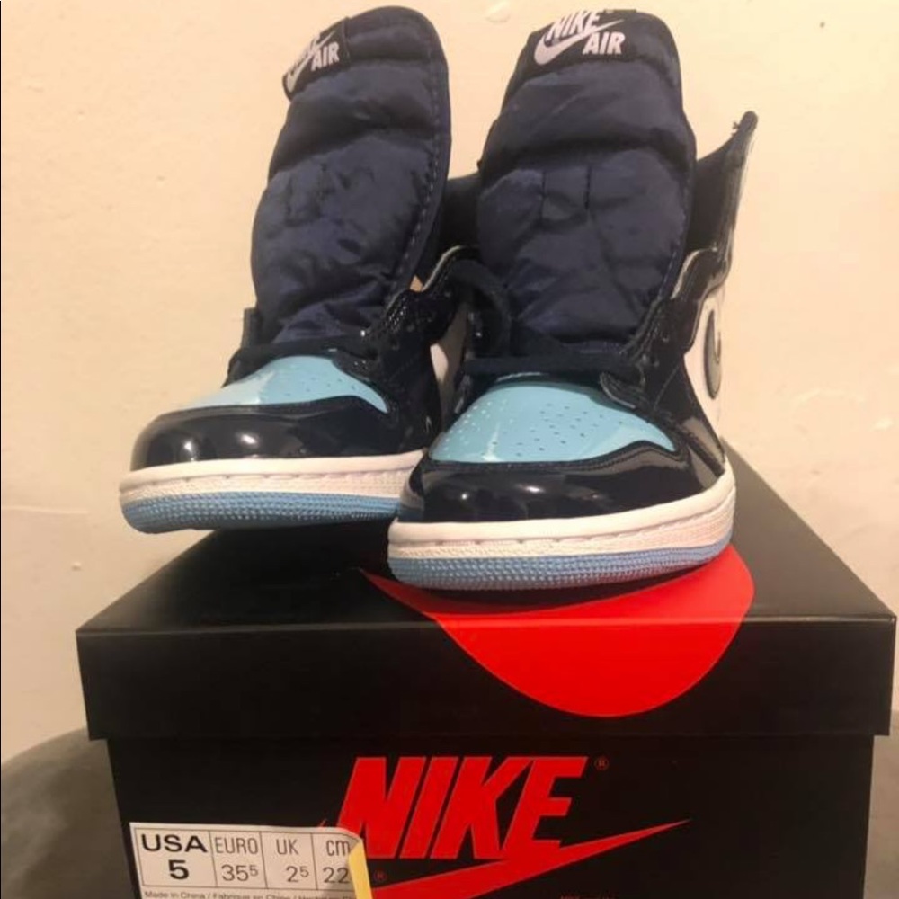 Sneakers. Size 5Woman